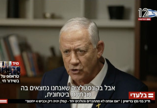 עמית סגל ובן כספית מראיינים את בני גנץ בערוץ 12 (צילום: צילום מסך ערוץ 12)