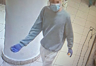 הצעיר החשוד בהתחזות לאיש צוות רפואי ופגיעה במטופלים בבית חולים "הדסה עין כרם" (צילום: דוברות המשטרה)