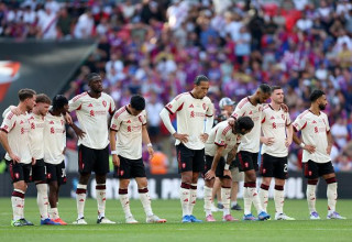 שחקני ליברפול מאוכזבים בדו קרב הפנדלים מול קריסטל פאלאס במגן הקהילה (צילום: Nigel French/Allstar)