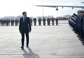 מקרון במהלך הביקור בבסיס חיל האוויר באיסטר (צילום: רויטרס)