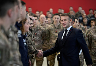 מקרון במהלך הביקור בבסיס חיל האוויר באיסטר (צילום: רויטרס)
