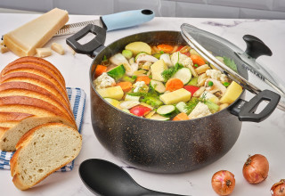 חם ומנחם. מרק ירקות חורפי עשיר (צילום: באדיבות סולתם,גיל אבירם)