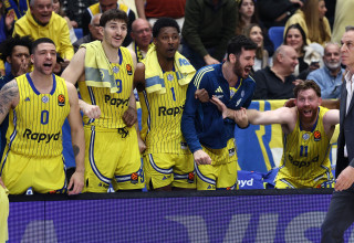 חגגו על הספסל. שחקני מכבי תל אביב (צילום: דני מרון)