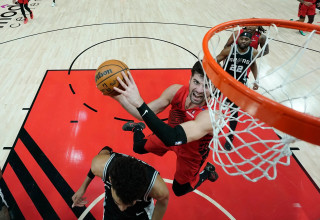 דני אבדיה מרחף מעל ויקטור וומבניאמה (צילום: GettyImages, Soobum Im)