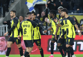 שחקני בית"ר ירושלים חוגגים עם ירין לוי (צילום: דני מרון)