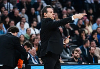 דימיטריס איטודיס מאמן הפועל תל אביב (צילום: אתר רשמי, הפועל "IBI" תל אביב)