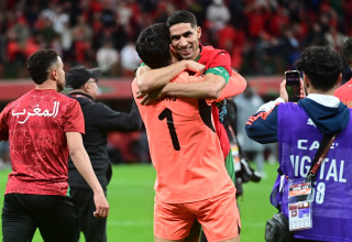 אשרף חכימי קפטן נבחרת מרוקו עם השוער יאסין בונו (צילום: GettyImages, ISSAM ZERROK/AFP)