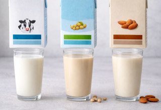 שלוש כוסות חלב מסוגים שונים (צילום: AI)