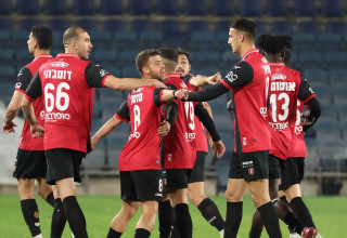 שחקני הפועל ירושלים חוגגים עם איליי מדמון (צילום: דני מרון)