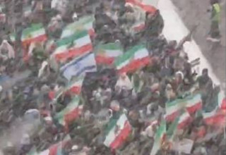 דגל ישראל בין דגלי איראן בהפגנת ענק למען המחאה האיראנית בטורונטו, קנדה (צילום: צילום מסך רשת X)