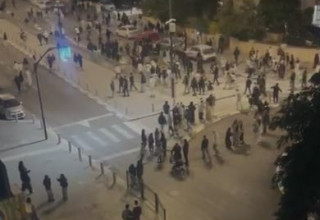 עשרות צעירים בקטטה בפתח תקווה (צילום: צילום מסך)