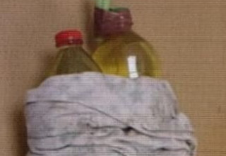 בקבוקי הבנזין שהונחו בפתח העסק בצפון (צילום: דוברות המשטרה)