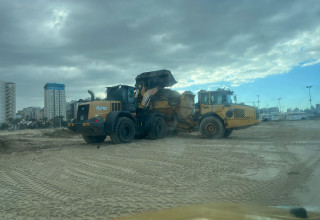 מבצע ניקיון בחוף אשדוד (צילום: אגף החופים אשדוד)