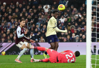 תיירנו בארי שחקן אברטון כובש לרשת אסטון וילה (צילום: רויטרס)