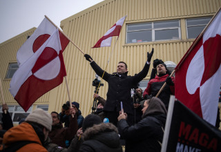 ראש ממשלת גרינלנד ומפגינים נגד טראמפ (צילום: רויטרס)