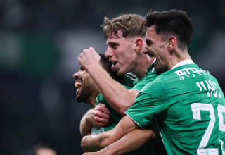 שחקני מכבי חיפה חוגגים עם קנג'י גורה (צילום: מאור אלקסלסי)