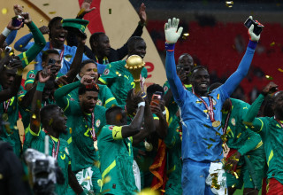 שחקני נבחרת סנגל חוגגים זכייה באליפות אפריקה (צילום: אימג'בנק  GettyImages, FRANCK FIFE / AFP)