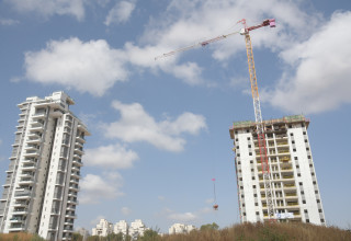 אתר בנייה בבאר יעקב (צילום: פלאש 90)