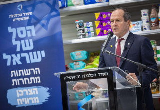 שר הכלכלה ניר ברקת מציג את התוכנית "הסל של ישראל" (צילום: יונתן זינדל פלאש 90)