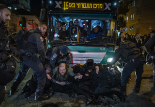 הפגנות חרדים בירושלים נגד נתיחת גופות הפעוטות שנהרגו באסון בירושלים (צילום: חיים גולדברג פלאש 90)