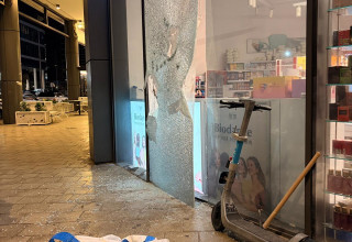 ניסיון שוד סניף סופר פארם בבת ים ע"י שני צעירים (צילום: דוברות המשטרה)