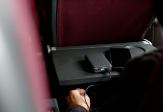 מטען נייד בשימוש בטיסה (צילום: שאטרסטוק)