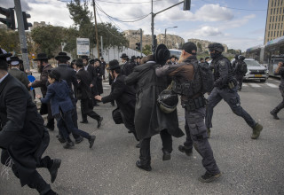 מחאות בירושלים נגד נתיחת הפעוטות (צילום: חיים גולדברג, פלאש 90)