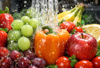 מבחר פירות וירקות תחת מים זורמים (צילום: AI)