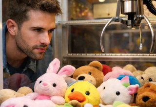 מכונת בובות  (צילום: AI)