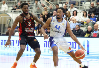 אלייז'ה סטיוארט מול קאדין קרינגטון (צילום: דני מרון)