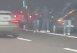 עימות בכביש בין אוהדי רומא ופיורנטינה (צילום: צילום מסך)