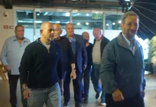 אהוד ברק ונדב ארגמן עם חברי פורום "יאללה תקווה" (צילום: "יאללה תקווה")