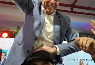 אבי סלמה חוגג. ראש העיר החדש של נתניה (צילום: דודי אביטן)