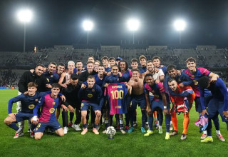 שחקני ברצלונה מציינים יחד עם ראפיניה את הופעתו המאה בברצלונה (צילום: Alex Caparros - UEFA)