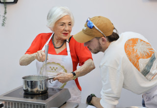 לוחמים בשיקום וסבים וסבתות ממגדלי הים התיכון אופים יחד (צילום: גלעד קוולרצ׳יק)