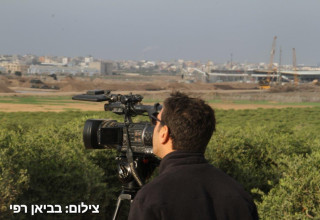 רועי רואה את ההפגנות על הגדר ומתריע  (צילום: רפי בביאן)