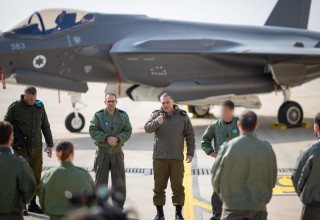 אייל זמיר בבסיס נבטים (צילום: דובר צה"ל)