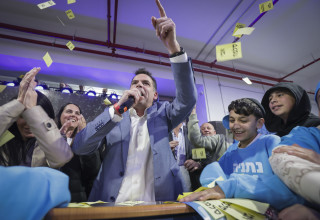 אבי סלמה לאחר הניצחון בבחירות לראשות העיר נתניה (צילום: טל גל, פלאש 90)