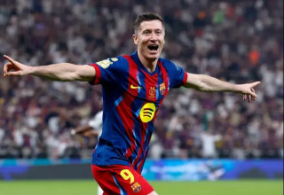 רוברט לבנדובסקי חוגג (צילום: רויטרס)