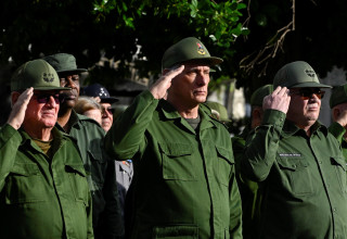 נשיא קובה מיגל דיאס־קאנל בהלוויית החיילים הקובנים שנהרגו במבצע לכידת מדורו (צילום: REUTERS/Norlys Perez)