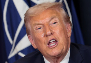 נשיא ארה"ב דונלד טראמפ עם דגל נאט"ו (צילום: רויטרס)