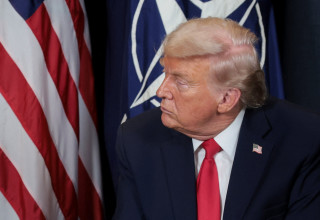 נשיא ארה"ב דונלד טראמפ עם דגל נאט"ו וארה"ב (צילום: רויטרס)