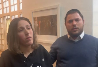 איבדו את בנם התינוק ותומכים בגננת (צילום: וואלה!)