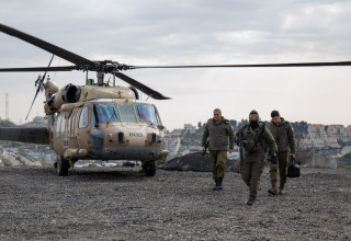 חיילי צה"ל והרמטכ"ל בשטח (צילום: דובר צה"ל)