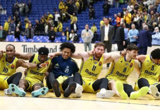 מכבי תל אביב חוגגת ניצחון גדול (צילום: דני מרון)