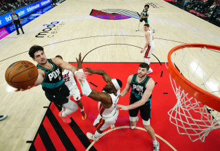 שחקן פורטלנד טריילבלייזרס דני אבדיה מול שחקן מיאמי היט באם אדבאיו (צילום: GettyImages, Soobum Im)