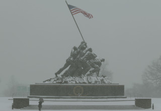 האנדרטה של חיל הנחתים האמריקאי בווירג'יניה במהלך סופת שלג (צילום: רויטרס)