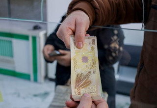 כסף עובר מיד ליד (צילום: GettyImages)