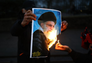 שריפת פוסטר של עלי חמינאי (צילום: HENRY NICHOLLS / AFP via Getty Images)