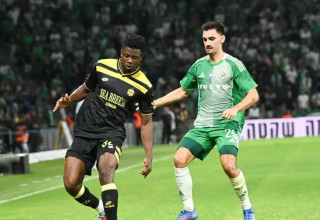 מפגש מסקרן. ווטארה מול בטאי (צילום: ברני ארדוב)